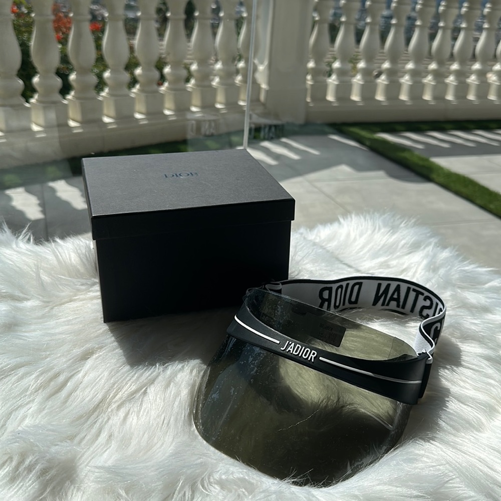 CHRISTIAN DIOR